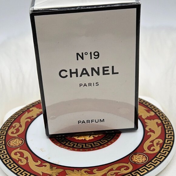 CHANEL No 19 Parfum - Picture 4 of 7